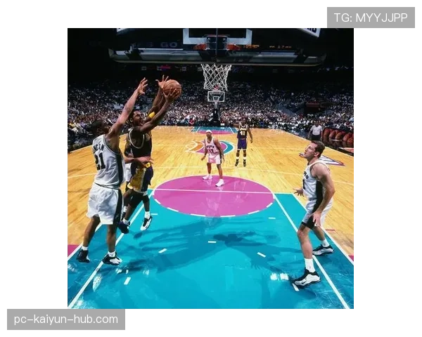 埃迪·琼斯无球跑动制造防守裂隙，拉开空间效率显著提升