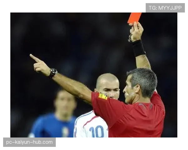 红牌判罚标准为何频繁引发争议？裁判尺度大揭秘